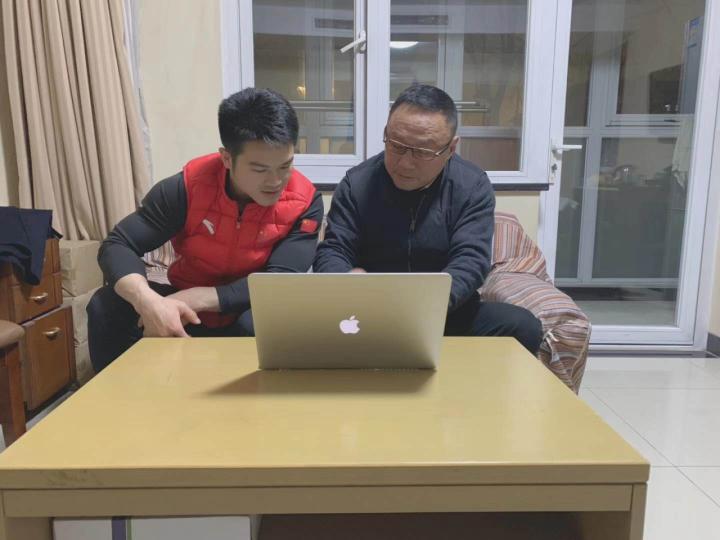 举重世界冠军赛前训练_赛举重冠军训练世界前十名是谁_举重比赛冠军
