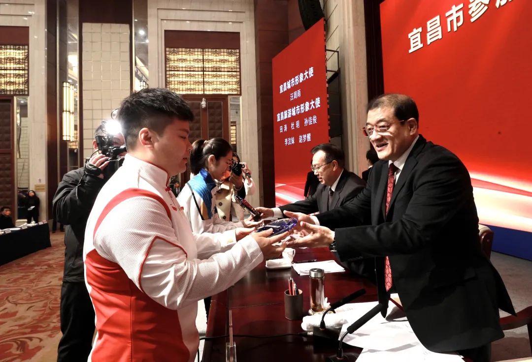 举重冠军有什么奖励_举重冠军证书有用吗_举重冠军什么意思