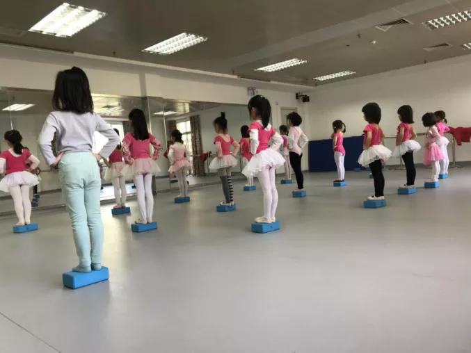 幼儿宅家趣味生活绘画教案_幼儿绘画小屋_幼儿园趣味画画教案