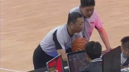 篮球规则换照片人物怎么换_篮球换人手势图片_篮球换人规则照片