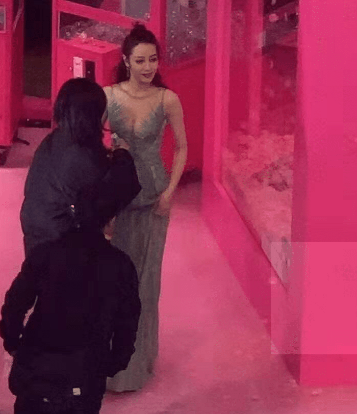 迪丽巴长啥样_明星迪丽热巴健身_迪丽巴的体重